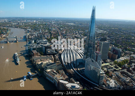 La Shard e London Bridge come si vede dall'aria con il fiume Tamigi Foto Stock