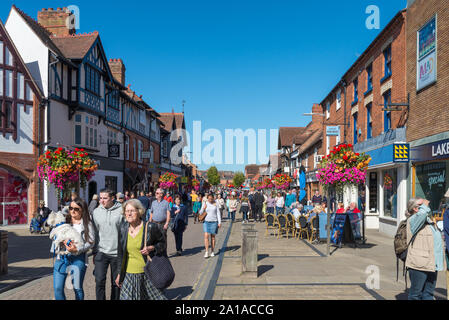 Turisti stranieri in Henley Street, Stratford-upon-Avon, Warwickshire, Regno Unito Foto Stock