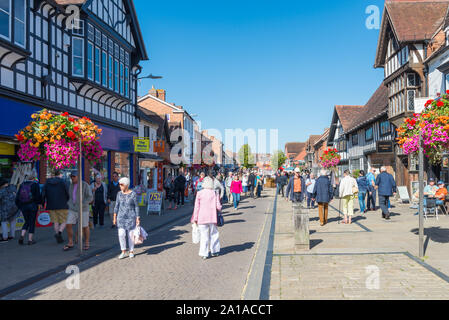 Turisti stranieri in Henley Street, Stratford-upon-Avon, Warwickshire, Regno Unito Foto Stock