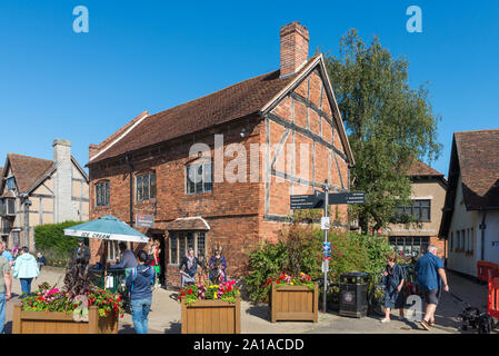 Turisti stranieri in Henley Street, Stratford-upon-Avon, Warwickshire, Regno Unito Foto Stock