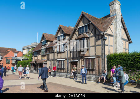 Turisti stranieri in Henley Street, Stratford-upon-Avon, Warwickshire, Regno Unito Foto Stock