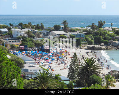 Vista aerea o guardando verso il basso sulla affollata 4 Clifton Beach il giorno di San Valentino con un concerto presso la costa, un affluente sobborgo di Cape Town, Sud Africa Foto Stock