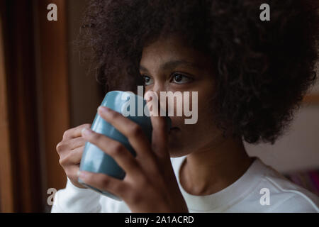 Giovane donna di bere il caffè Foto Stock