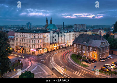 Opole, Polonia. Antenna città al crepuscolo con il duomo Foto Stock