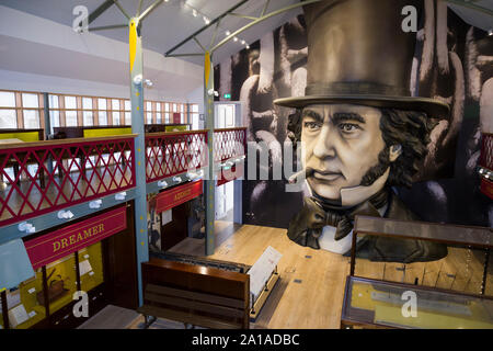 Exhibition Hall a essendo Brunel con fibra di vetro la replica della grande il volto dell'uomo che si affaccia sulla camera. Essendo Brunel è parte della SS Gran Bretagna Museo navale, dockyard Bristol. Regno Unito (109) Foto Stock