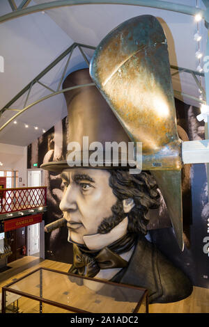 Exhibition Hall a essendo Brunel con fibra di vetro la replica della grande il volto dell'uomo che si affaccia sulla camera. Essendo Brunel è parte della SS Gran Bretagna Museo navale, dockyard Bristol. Regno Unito (109) Foto Stock