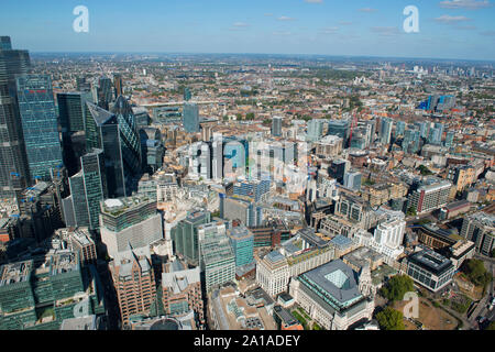 La città di Londra e il suo quartiere finanziario con alto ufficio blocchi come si vede dall'aria. Foto Stock