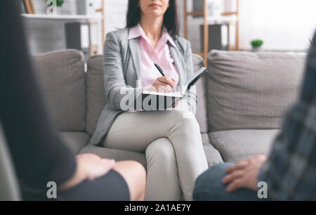 Famiglia psicologo ascoltando la coppia sposata a un incontro personale Foto Stock