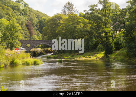 Viaggi e turismo: pomeriggio estivo, Cenarth e il fiume Teifi, Ceredigion , rural mid Wales UK Foto Stock