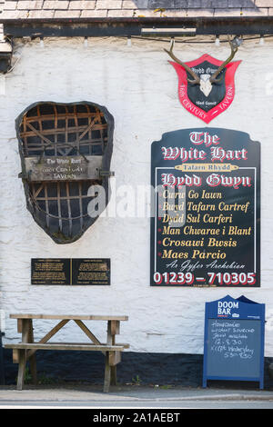 Viaggi e turismo: pomeriggio d'estate, un coracle sulla parete del White Hart pub, Cenarth e il fiume Teifi, Ceredigion , rural mid Wales UK Foto Stock