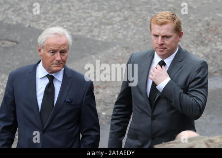 Celtic manager Neil Lennon (destra) assiste al funerale di ex calciatore Rangers Fernando Ricksen alla Chiesa di Wellington, Glasgow. Foto Stock