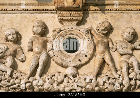 Figure scolpite sulla chiesa medievale (Cattedrale di Como) Foto Stock
