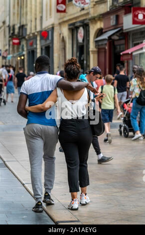 Le persone che si godono la shopping experience e socializzazione nel centro di Bordeaux, Francia, Europa Foto Stock