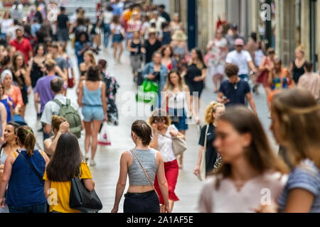 Le persone che si godono la shopping experience e socializzazione nel centro di Bordeaux, Francia, Europa Foto Stock