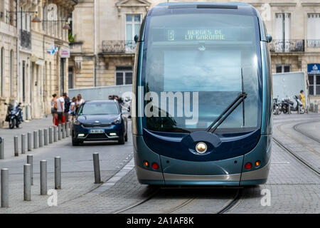 Una fermata del tram che viaggiano lungo le strade del centro di Bordeaux, Francia, Europa Foto Stock