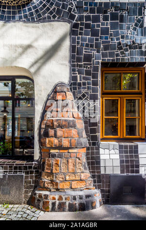 Frontale decorativo e i dettagli del 'Kunst Haus Wien" creato da Friedensreich Hundertwasser - Vienna, Austria. Foto Stock