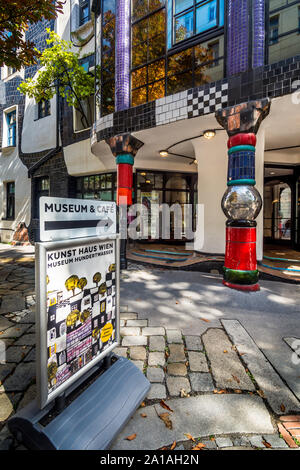 Frontale decorativo e i dettagli del 'Kunst Haus Wien" creato da Friedensreich Hundertwasser - Vienna, Austria. Foto Stock