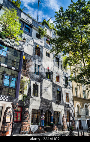 Frontale decorativo e i dettagli del 'Kunst Haus Wien" creato da Friedensreich Hundertwasser - Vienna, Austria. Foto Stock