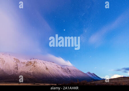 Panorama notte stellata contro innevate montagne delle Ande di Esquel, Patagonia, Argentina Foto Stock