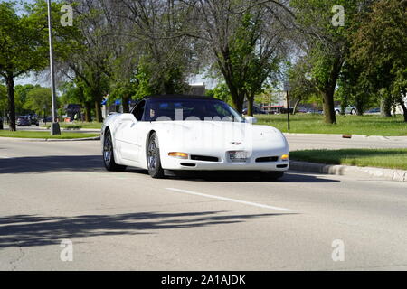 Molti proprietari di Chevrolet Corvette di 1960 al 2010 è venuto fuori a fare un giro in Corvette viaggio intorno al lago di manifestazione itinerante, Fond du Lac, Wisconsin Foto Stock