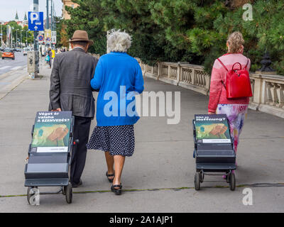 Tre i Testimoni di Geova con pamphlet portatile carrelli - Vienna, Austria. Foto Stock