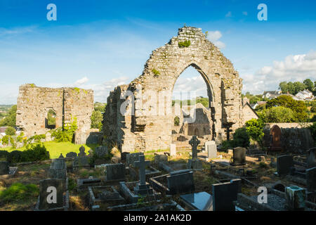 Il drammatico rovine di St Dogmael's Abbey, sul bankks del fiume Teifi presso il St Dogmaels, cardigan, Galles. Fondata nel 1120 sul luogo di una precedente pre-chiesa normanna, St Dogmael lo status di un centro religioso può essere visto in estese rovine che coprono quattro secoli di vita monastica. Gli elementi della chiesa e chiostro sono del XII secolo in origine, mentre l'alto ad ovest e a nord le pareti della navata sono del XIII secolo. C'è un bel portale del nord con xiv secolo di decorazione e un transetto nord, costruito nel periodo di Tudor. Foto Stock