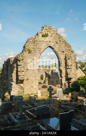 Il drammatico rovine di St Dogmael's Abbey, sul bankks del fiume Teifi presso il St Dogmaels, cardigan, Galles. Fondata nel 1120 sul luogo di una precedente pre-chiesa normanna, St Dogmael lo status di un centro religioso può essere visto in estese rovine che coprono quattro secoli di vita monastica. Gli elementi della chiesa e chiostro sono del XII secolo in origine, mentre l'alto ad ovest e a nord le pareti della navata sono del XIII secolo. C'è un bel portale del nord con xiv secolo di decorazione e un transetto nord, costruito nel periodo di Tudor. Foto Stock