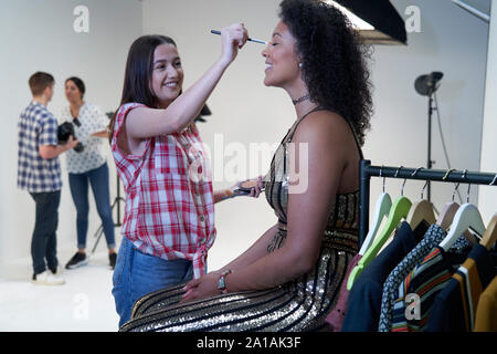 Make Up Artist lavorando sulla moda riprese in studio di fotografi Foto Stock