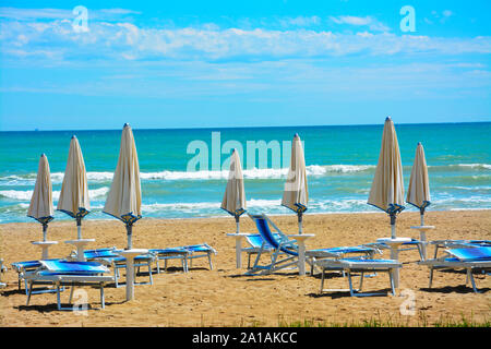 Spiaggia sul mare Adriatico. Ombrelloni e lettini alla fine dell'estate. Foto Stock