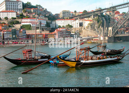 Vista delle barche tradizionali sul fiume Douro a Porto, Portogallo Foto Stock