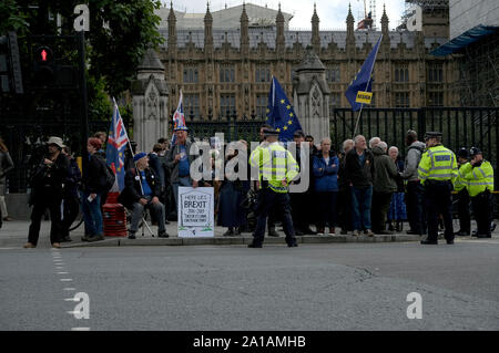 Anti Brexit manifestanti raccogliere al di fuori del Parlamento tenendo UE e Regno Unito le bandiere di Londra come il Regno Unito MP per tornare al lavoro. Foto Stock