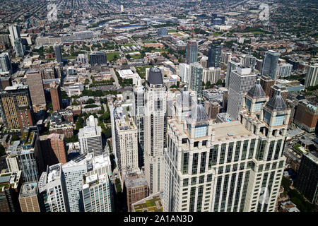 Guardando ad ovest al di sopra del lato nord e oltre attraverso le finestre del john hancock center di chicago, illinois, Stati Uniti d'America Foto Stock