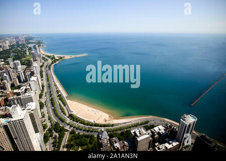 Vista nord oltre il lago michigan lungo Lake Shore Drive visto attraverso le finestre del john hancock center di chicago, illinois, Stati Uniti d'America Foto Stock