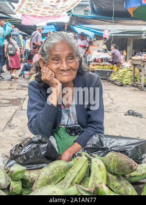 Iquitos, Perù- Mar 27, 2018: Ritratto di una donna con una pelle rossa la vendita delle banane sul mercato Belen, giungla amazzonica. Sud America. Amazonia. Foto Stock