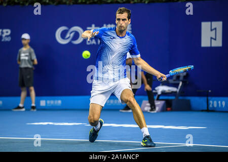 Spagnolo professional tennis player Albert Ramos Vinolas compete contro il serbo giocatore di tennis professionista Miomir Kecmanovic al primo round del 2019 Zhuhai campionati, a Zhuhai city, a sud della Cina di Guandgong provincia, 25 settembre 2019. Il serbo giocatore di tennis professionista Miomir Kecmanovic fu sconfitto da spagnolo professional tennis player Albert Ramos Vinolas con da 0 a 2 in corrispondenza del primo round del 2019 Zhuhai campionati, a Zhuhai city, a sud della Cina di Guandgong provincia, 25 settembre 2019. Foto Stock