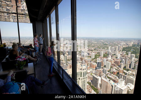 I turisti in cerca di windows del ponte area di osservazione di 360 chicago il john hancock center di chicago, illinois, Stati Uniti d'America Foto Stock