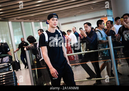 American giocatore di pallacanestro professionale Jeremy Shu-How Lin arriva all'aeroporto di Pechino per avviare il suo decimo anno di carriera a Pechino anatre di cinese di pallacanestro (CBA), Pechino, Cina, 25 settembre 2019. Foto Stock