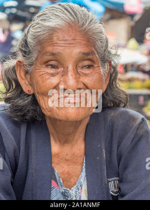 Iquitos, Perù- Mar 27, 2018: Ritratto di una donna con una pelle rossa la vendita delle banane sul mercato Belen, giungla amazzonica. Sud America. Amazonia. Foto Stock