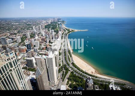Vista sulla Gold Coast e a nord lungo Lake Shore Drive visto attraverso le finestre del john hancock center di chicago, illinois, Stati Uniti d'America Foto Stock