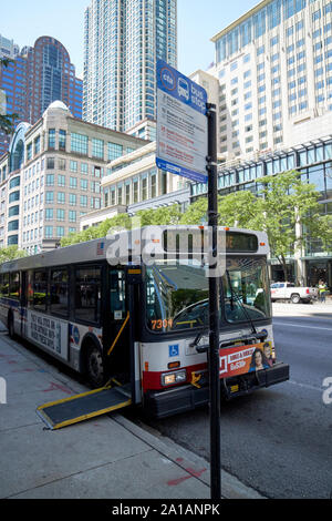 Chicago CTA bus con la porta anteriore tramite una rampa di caricamento verso il basso di chicago, illinois, Stati Uniti d'America Foto Stock