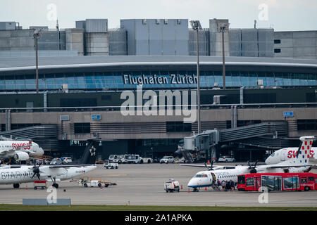 Zurigo, Svizzera - Luglio 19, 2018: aeroporto di Zurigo costruzione paesaggio esterno a tempo di giorno Foto Stock