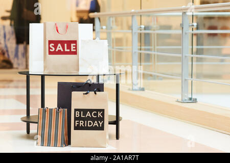 Immagine di abbondanza di sacchetti di carta sono al centro commerciale per lo shopping dopo la grande vendita Foto Stock