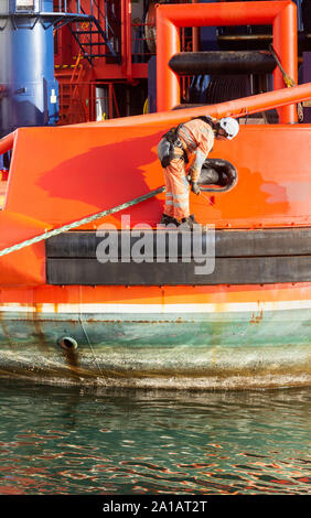 L'uomo, lavoratore, operaio pittura nave. Foto Stock