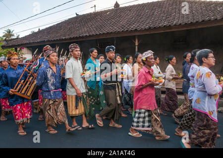 Gli uomini in una processione religiosa nei pressi di Amed in Bali Orientale, Indonesia. Foto Stock