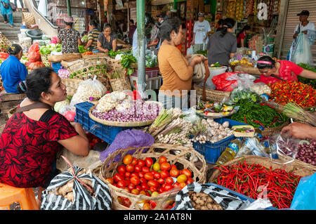 Le donne per la vendita di frutta e verdura al Pasar Badung mercato di Denpasar, Bali, Indonesia Foto Stock