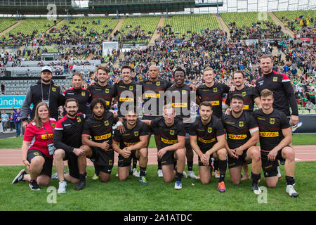 22 settembre 2019, il Land della Baviera, Monaco di Baviera: Oktoberfest Sevens Rugby torneo a Monaco di Baviera il 21 e 22 settembre 2019. Il Wolfpack dopo la fine del torneo. Fila posteriore da sinistra: Supervisore Anthony Dickinson, Supervisore Tonio Krueger, Robert Haase (Germania, 10), Tim Biniak (Germania), 9), Anjo Buckman (Germania), 1), Manasah Sita (Germania, 11), Tim Lichtenberg (Germania), 12), Bastian Himmer (Germania), 2), un Trainer Clemens von Grumbkow (Germania). Prima fila da sinistra: fisioterapista, coach Mauri Spreitzer, Ben Ellermann (Germania, 8), Carlos Soteras-Merz (Germania, 7), Niklas Koch (Germania, 4), Fa Foto Stock