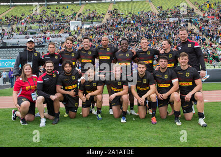 22 settembre 2019, il Land della Baviera, Monaco di Baviera: Oktoberfest Sevens Rugby torneo a Monaco di Baviera il 21 e 22 settembre 2019. Il Wolfpack dopo la fine del torneo. Fila posteriore da sinistra: Supervisore Anthony Dickinson, Supervisore Tonio Krueger, Robert Haase (Germania, 10), Tim Biniak (Germania), 9), Anjo Buckman (Germania), 1), Manasah Sita (Germania, 11), Tim Lichtenberg (Germania), 12), Bastian Himmer (Germania), 2), un Trainer Clemens von Grumbkow (Germania). Prima fila da sinistra: fisioterapista, coach Mauri Spreitzer, Ben Ellermann (Germania, 8), Carlos Soteras-Merz (Germania, 7), Niklas Koch (Germania, 4), Fa Foto Stock