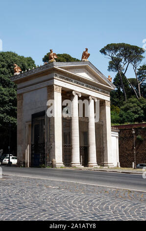 Villa Borghese ingresso, stile classico, colonne di pietra, frontone, cancelli in ferro, ciottoli, Via Veneto, Roma; Italia; Europa; la molla; verticale Foto Stock