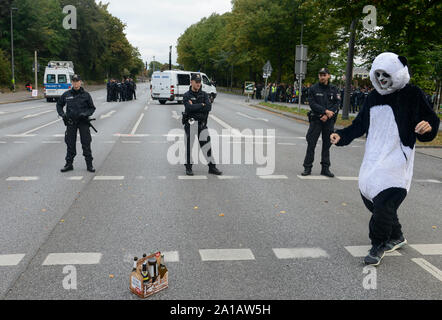 In Germania, la città di Amburgo, blocco stradale per il clima e le azioni della polizia dopo il venerdì per il futuro del rally, clown protester in orso panda costume rende divertente per le forze di polizia e l'osservatore Foto Stock