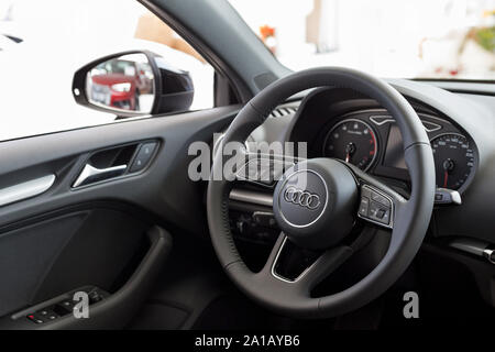 Russia, Izhevsk - Settembre 11, 2019: Audi showroom. Interno del nuovo e moderno che Audi A3. Famoso marchio mondiale. Foto Stock